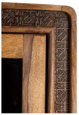 Detailansicht eines kunstvoll geschnitzten Holzrahmens mit geometrischem Muster.