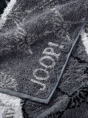 Graues Handtuch mit eingewebtem Schriftzug, Nahaufnahme der Textur und Kante.