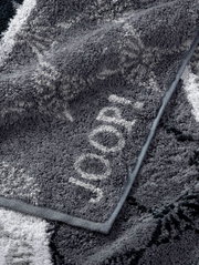 Graues Handtuch mit eingewebtem Schriftzug, Nahaufnahme der Textur und Kante.