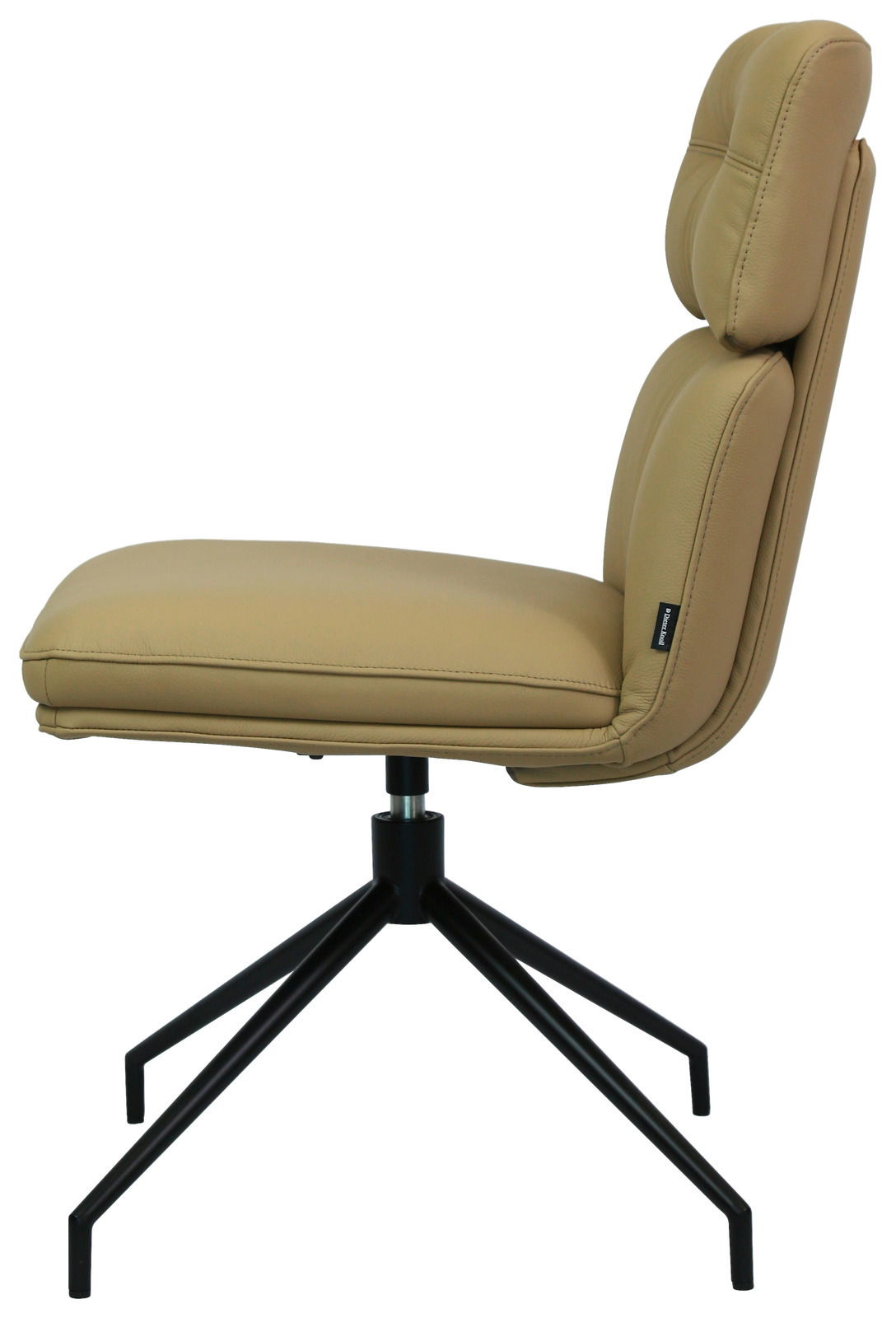 Moderner, beiger Stuhl mit gepolsterter Rückenlehne und schwarzem Metallgestell, Seitenansicht.