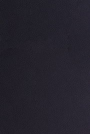 Nahaufnahme der dunkelblauen Lederstruktur eines Barhockers.