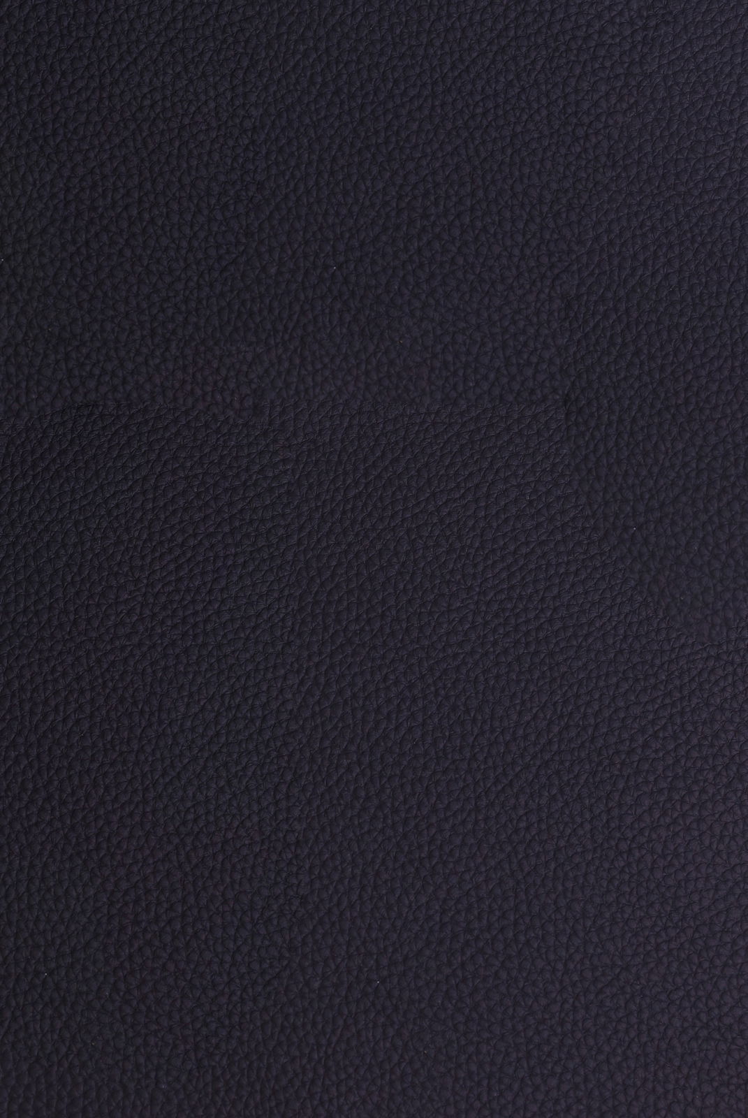 Nahaufnahme der dunkelblauen Lederstruktur eines Barhockers.