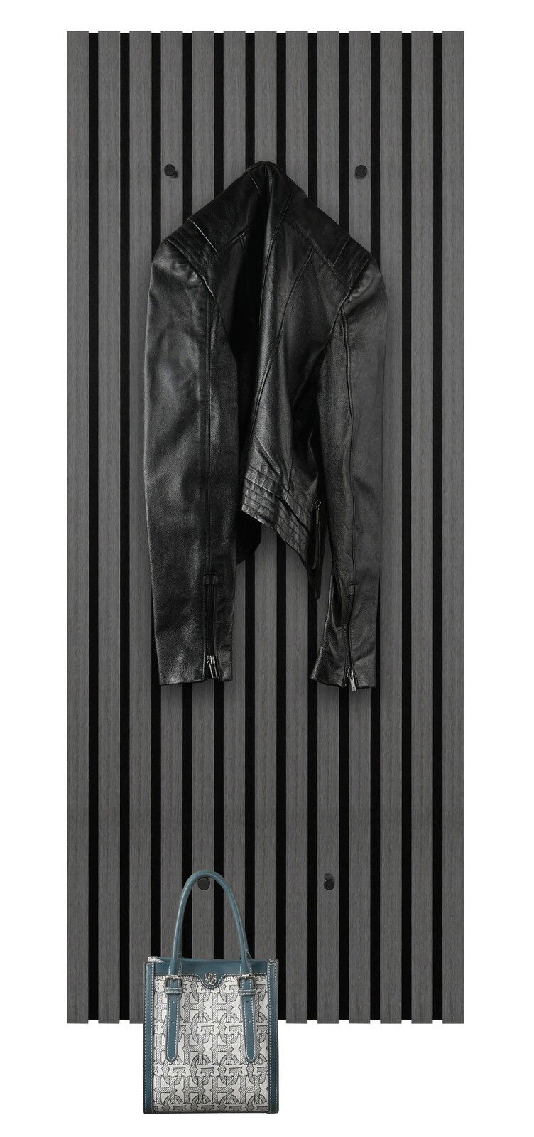 Wandgarderobe mit schwarzer Lederjacke und gemusterter Handtasche, frontal betrachtet.