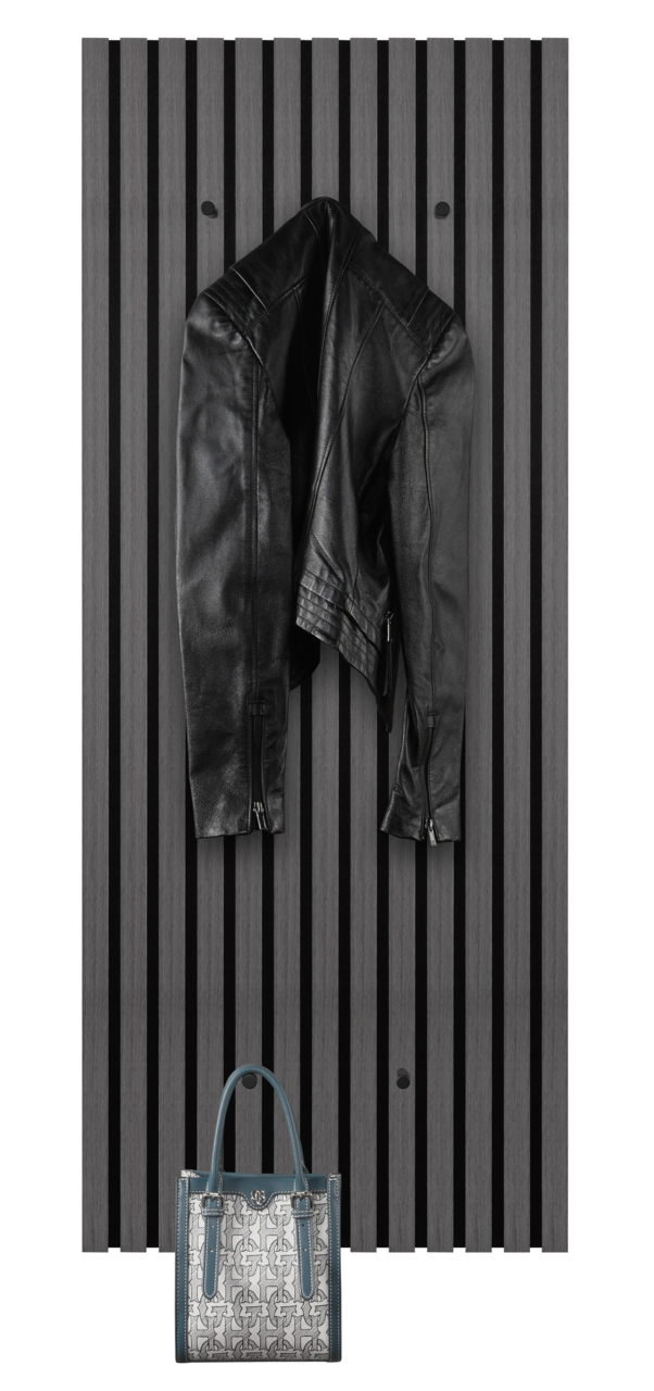 Wandgarderobe mit schwarzer Lederjacke und gemusterter Handtasche, frontal betrachtet.