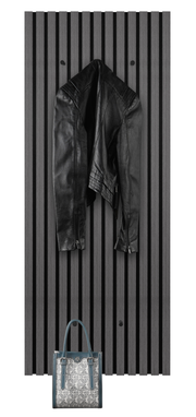 Wandgarderobe mit schwarzer Lederjacke und gemusterter Handtasche, frontal betrachtet.