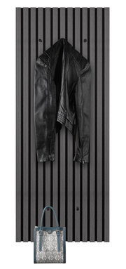 Wandgarderobe mit schwarzer Lederjacke und gemusterter Handtasche, frontal betrachtet.