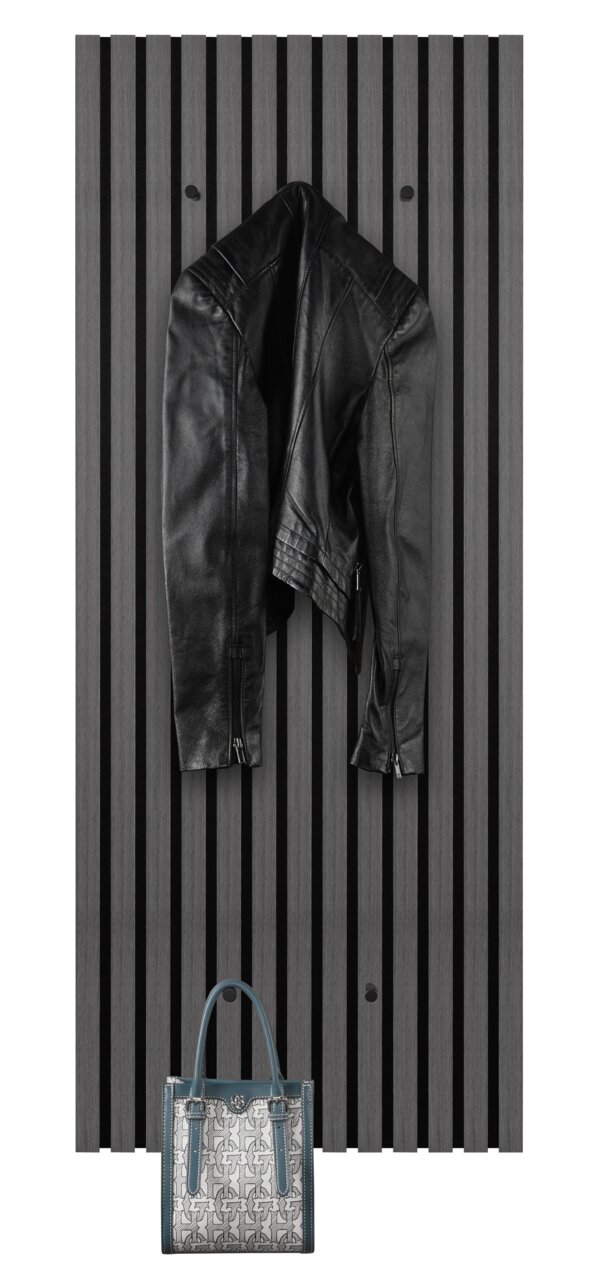 Wandgarderobe mit schwarzer Lederjacke und gemusterter Handtasche, frontal betrachtet.