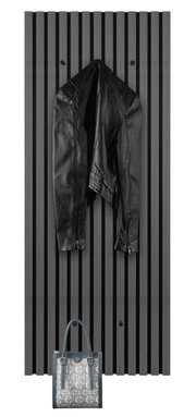 Wandgarderobe mit schwarzer Lederjacke und gemusterter Handtasche, frontal betrachtet.
