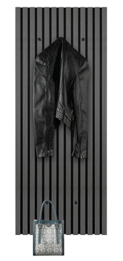 Wandgarderobe mit schwarzer Lederjacke und gemusterter Handtasche, frontal betrachtet.