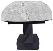 Moderner Esstisch mit grauer Marmoroptik-Tischplatte und schwarzem, geometrischem Sockel, Frontalansicht
