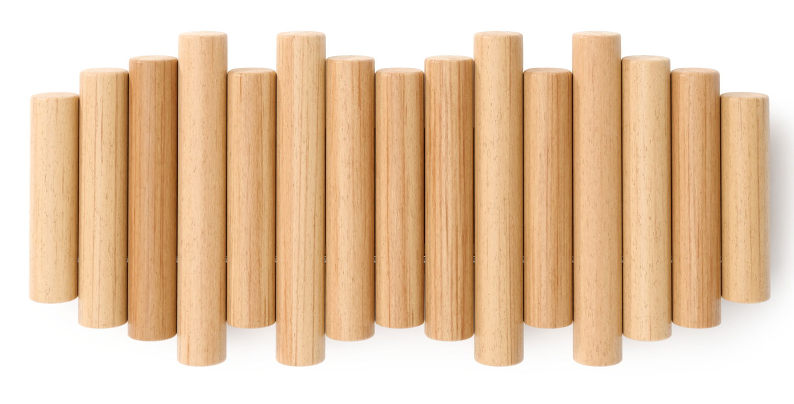 Frontale Ansicht einer Wandgarderobe aus Holz mit vertikalen, runden Stäben in verschiedenen Höhen.