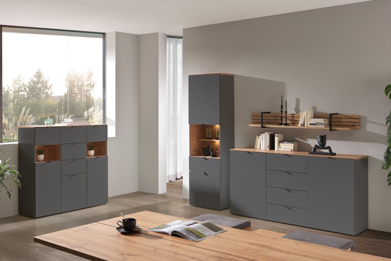 Moderne woonkamer met grijs tv-lowboard, kasten en planken in houtlook, zijaanzicht.