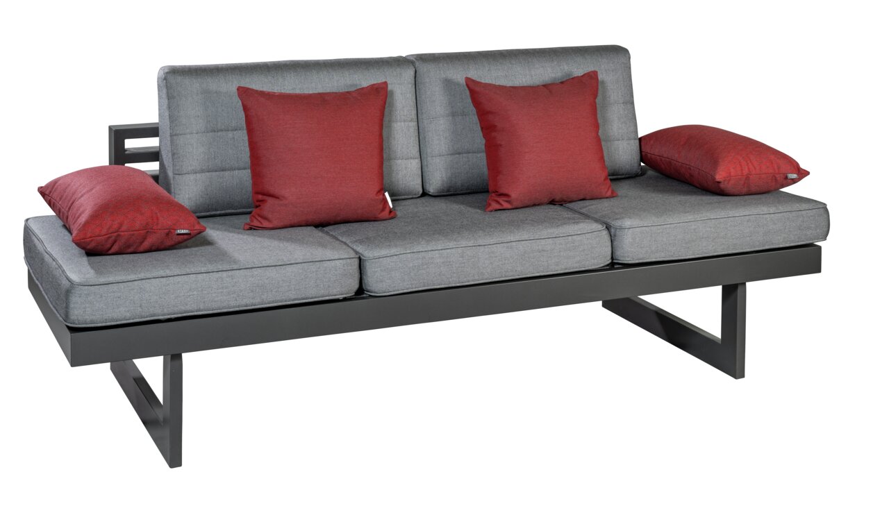 Graues Sofa mit roten Kissen, seitliche Perspektive
