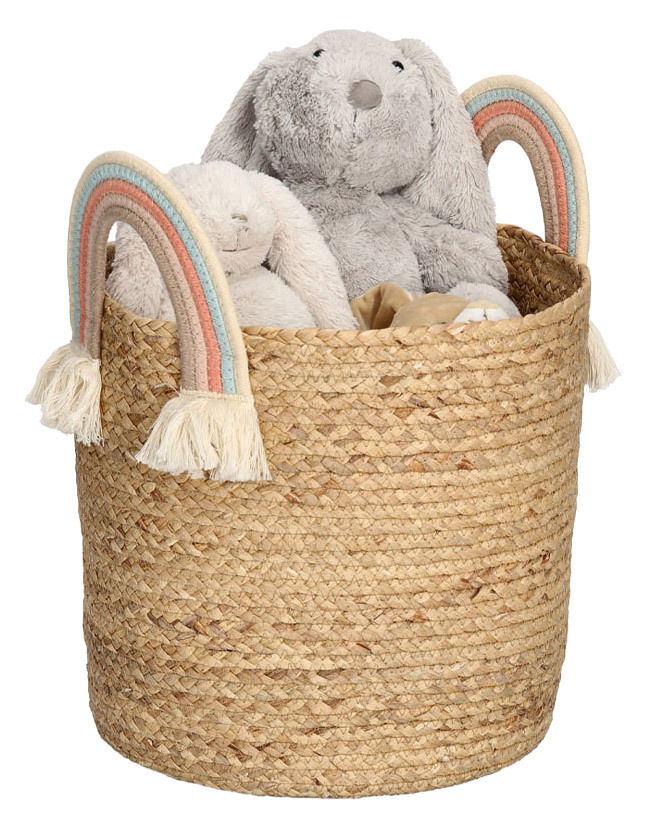 Aufbewahrungskorb aus geflochtenem Material mit bunten Regenbogengriffen, gefüllt mit Plüschtieren, aus der Frontalperspektive.