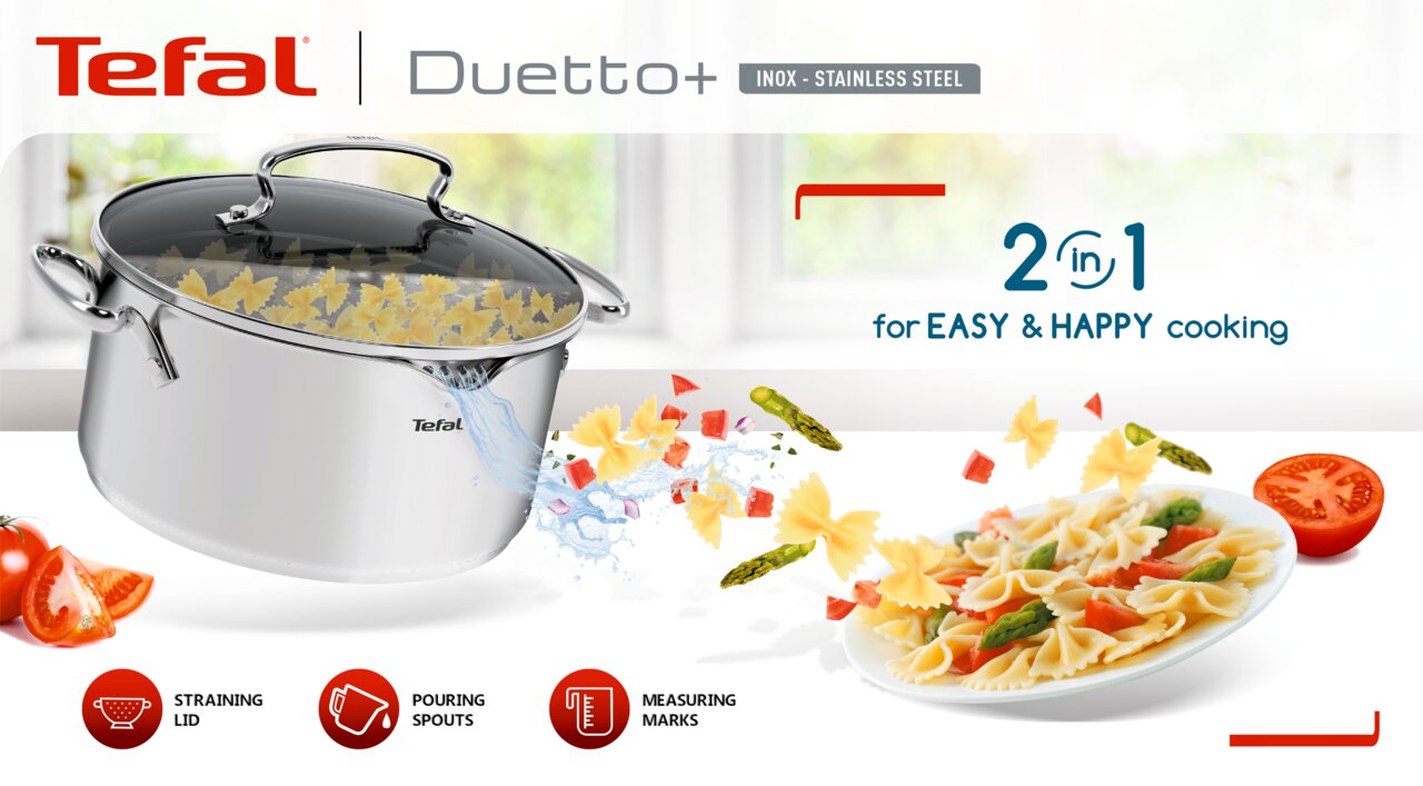 Tefal Duetto+ Edelstahl-Topf mit Deckel, gefüllt mit Nudeln, in einer Küche. Perspektive: seitlich.