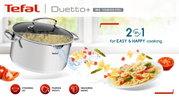 Tefal Duetto+ roestvrijstalen pan met deksel, gevuld met pasta, in een keuken. Perspectief: zijaanzicht.