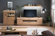 Wohnkombination aus Holz mit TV-Schrank, Vitrine und Wandregal in einem modernen Wohnzimmer, frontal betrachtet.