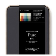 Verpackung eines Spannbettlakens der Marke schlafgut, Modell Pure, geeignet für Matratzenhöhen von 30-35 cm, in 26 Farben erhältlich, pflegeleicht und bügelfrei, aus 95% Bio-Baumwolle und 5% Elasthan, Gewicht 170g/m², seitliche Perspektive.
