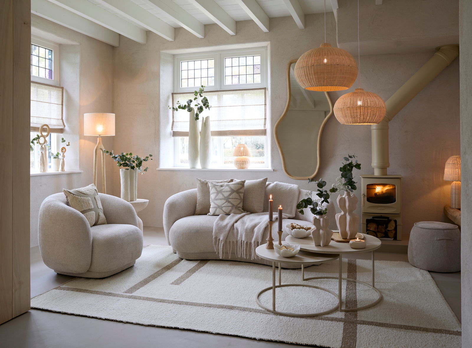 Gemütliches Wohnzimmer mit modernem, beigem Sessel in einer einladenden Ecke, umgeben von stilvollen Dekorationen und natürlichem Licht.