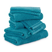 Ein Stapel von türkisfarbenen Handtüchern aus einem 8-teiligen Set, fotografiert aus einer leicht seitlichen Perspektive.