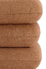 Nahaufnahme eines gestapelten, braunen Sitzpuffs aus grobem Stoff.