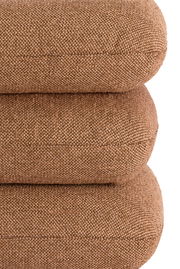 Nahaufnahme eines gestapelten, braunen Sitzpuffs aus grobem Stoff.