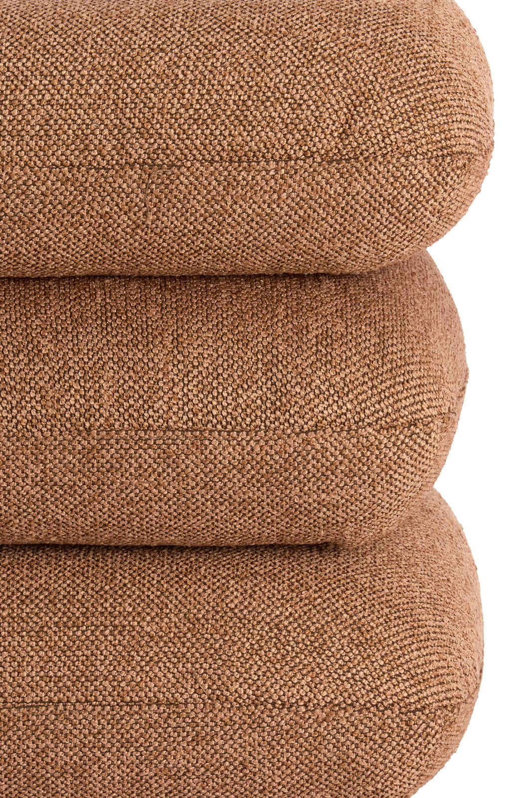 Nahaufnahme eines gestapelten, braunen Sitzpuffs aus grobem Stoff.