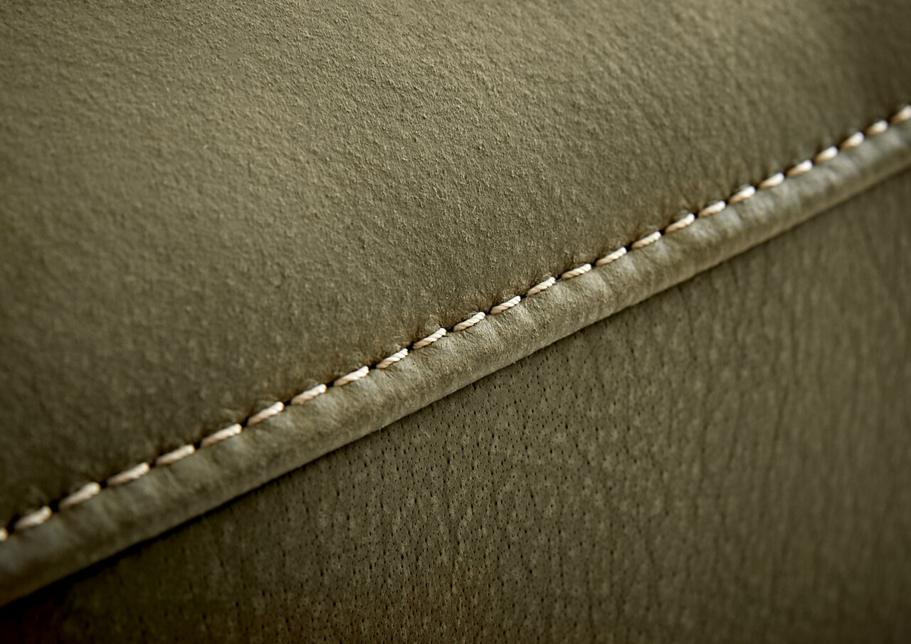 Nahaufnahme einer Polsterrundecke mit feiner Naht und weicher Textur, seitliche Perspektive