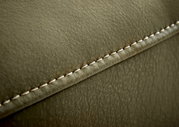 Nahaufnahme einer Polsterrundecke mit feiner Naht und weicher Textur, seitliche Perspektive