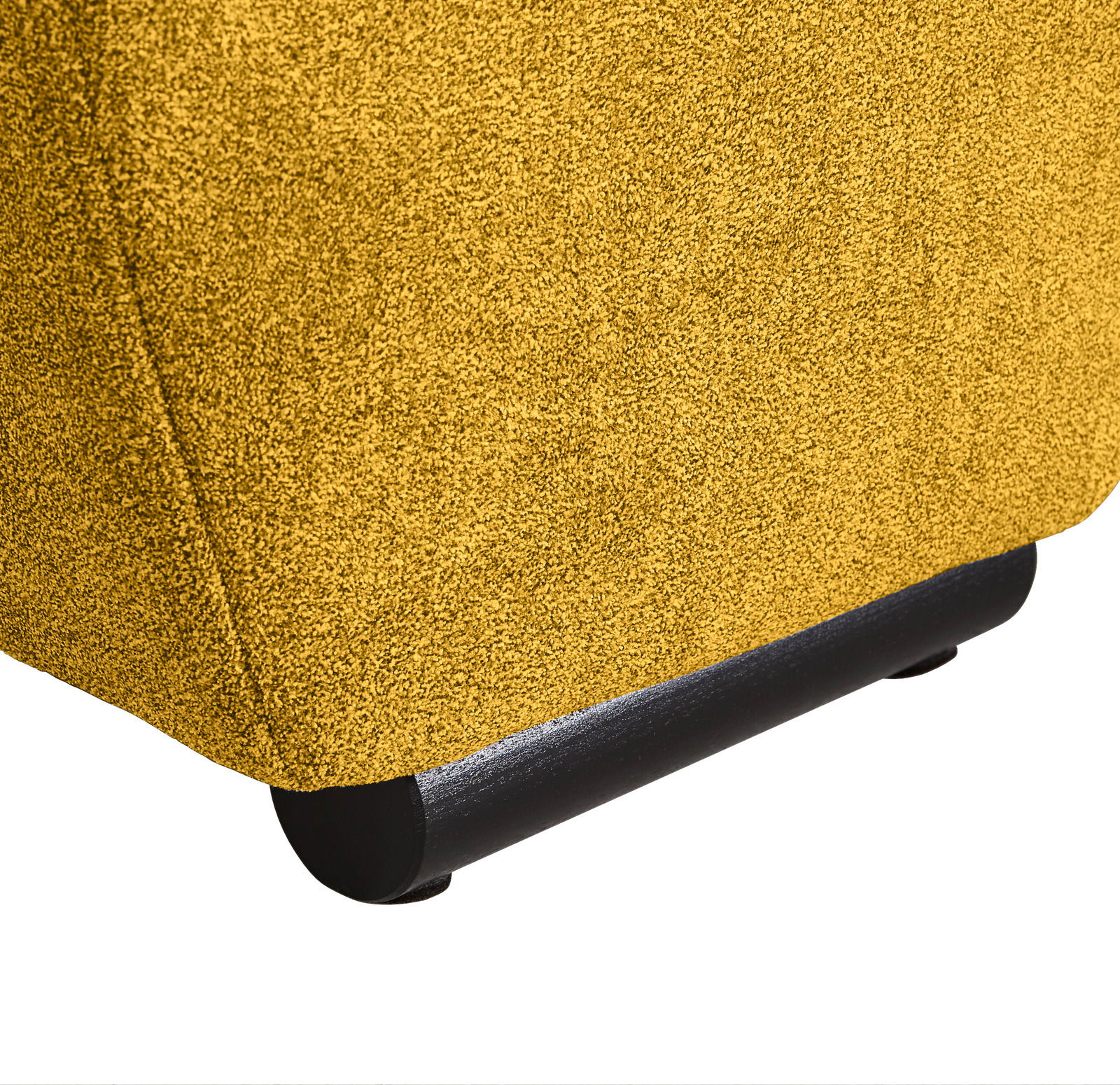 Nahaufnahme der unteren Ecke eines gelben Big-Sofas mit schwarzem Fuß, seitliche Perspektive.