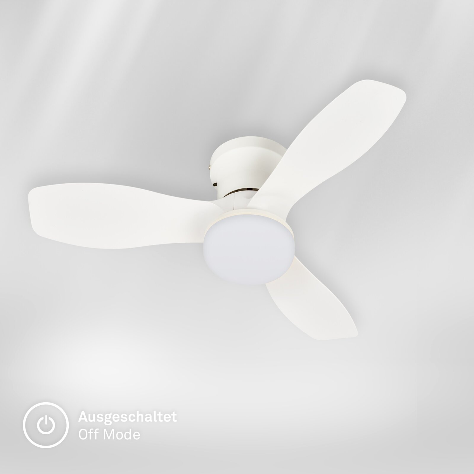 Moderner weißer Deckenventilator mit vier geschwungenen Flügeln und integrierter runder Leuchte im ausgeschalteten Zustand, aus der Untersicht gezeigt