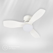 Moderner weißer Deckenventilator mit vier geschwungenen Flügeln und integrierter runder Leuchte im ausgeschalteten Zustand, aus der Untersicht gezeigt