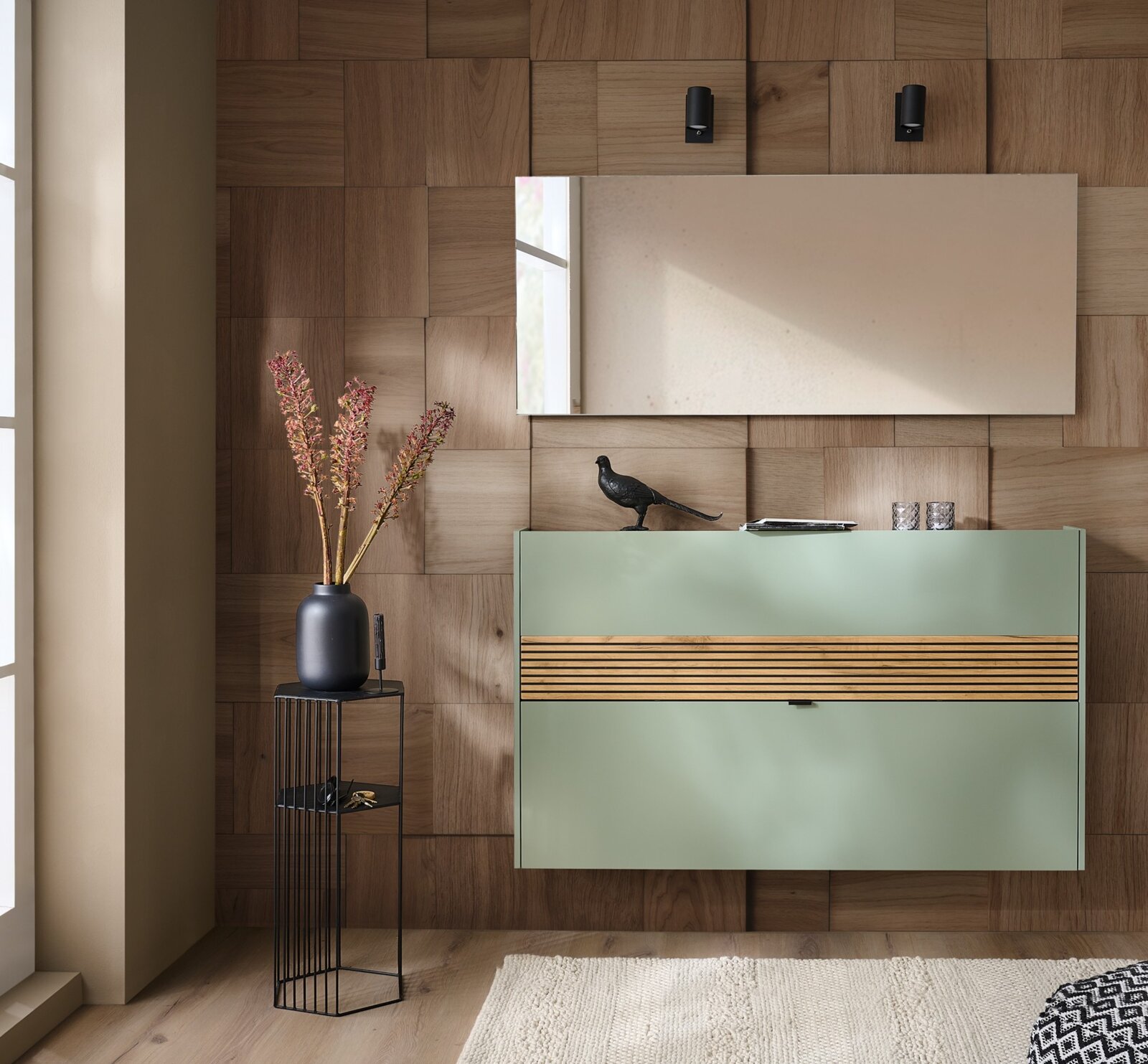 Voleo Garderoben-Set RIO Garderoben-Set in Taupegrün mit modernem Design, bestehend aus einem hängenden Schrank mit Holzdetails und einem hohen Beistelltisch mit Vase, aus der Perspektive von vorne betrachtet.