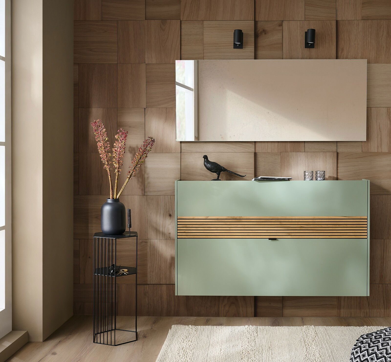 Garderoben-Set in Taupegrün mit modernem Design, bestehend aus einem hängenden Schrank mit Holzdetails und einem hohen Beistelltisch mit Vase, aus der Perspektive von vorne betrachtet.