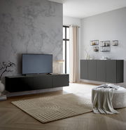Modernes Wohnzimmer mit einem schwarzen TV-Hängelowboard an einer grauen Wand, seitliche Perspektive.