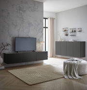 Modernes Wohnzimmer mit einem schwarzen TV-Hängelowboard an einer grauen Wand, seitliche Perspektive.
