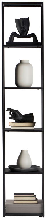 Schwarzes Metallregal mit fünf Ebenen, dekoriert mit modernen Skulpturen, Vasen und Büchern, frontal betrachtet.