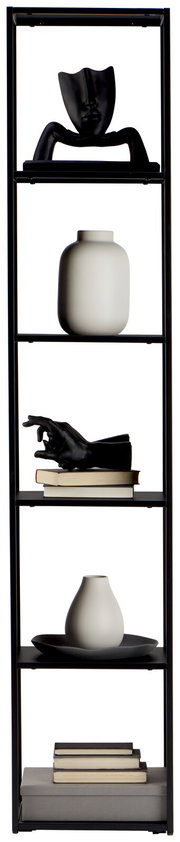 Schwarzes Metallregal mit fünf Ebenen, dekoriert mit modernen Skulpturen, Vasen und Büchern, frontal betrachtet.