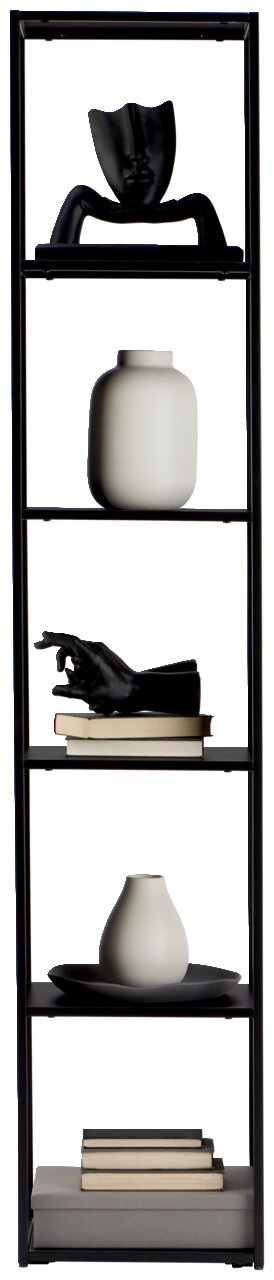Schwarzes Metallregal mit fünf Ebenen, dekoriert mit modernen Skulpturen, Vasen und Büchern, frontal betrachtet.