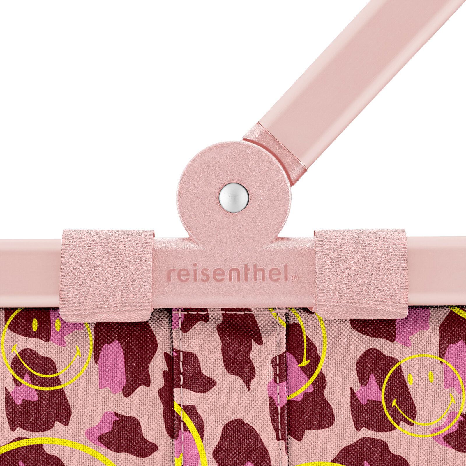 Detailaufnahme aus Frontperspektive: rosafarbener reisenthel-Tragegriff mit Niete und Klettlaschen an einer Tasche mit pink-bordeauxfarbenem Leo-Muster und gelben Smiley-Prints