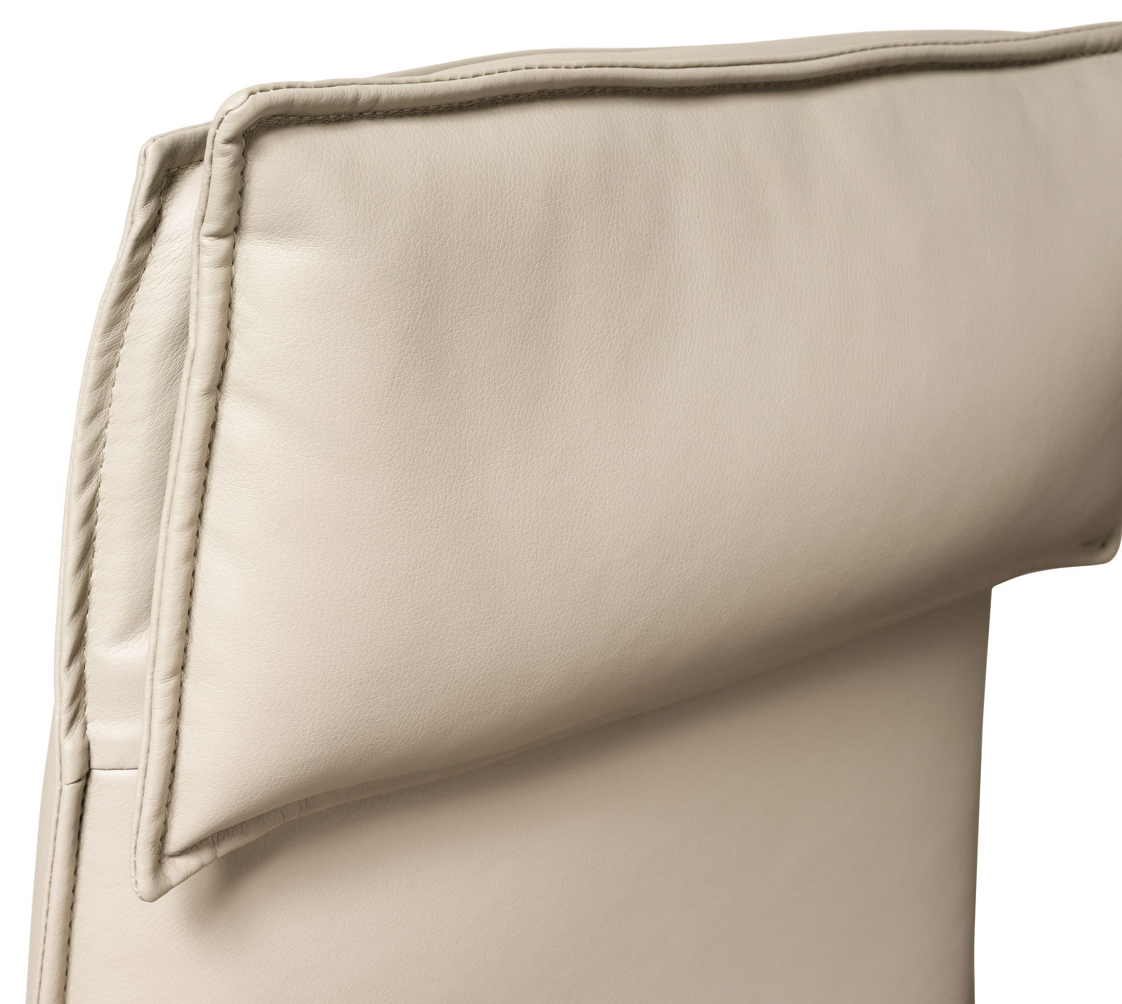 Novel Chefsessel MAURO Nahaufnahme der Rückenlehne eines beigen Chefsessels aus Leder, seitliche Perspektive
