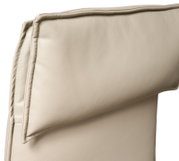 Close-up van de rugleuning van een beige lederen directiestoel, gezien vanaf de zijkant