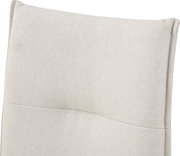 Beiger, gepolsterter Stoffbezug mit feiner Webstruktur und Nahtdetail, Nahaufnahme in frontaler Ansicht leicht von oben