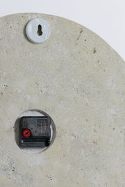 Rückansicht einer Uhr mit Quarzwerk und Aufhängung.