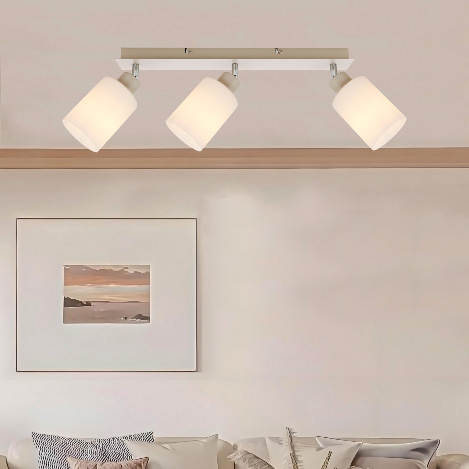 Witte plafondspot met drie verstelbare cilindervormige lampenkappen op een rechthoekige plafondplaat, warm wit licht; frontale aanblik licht van onderen in een woonkamer