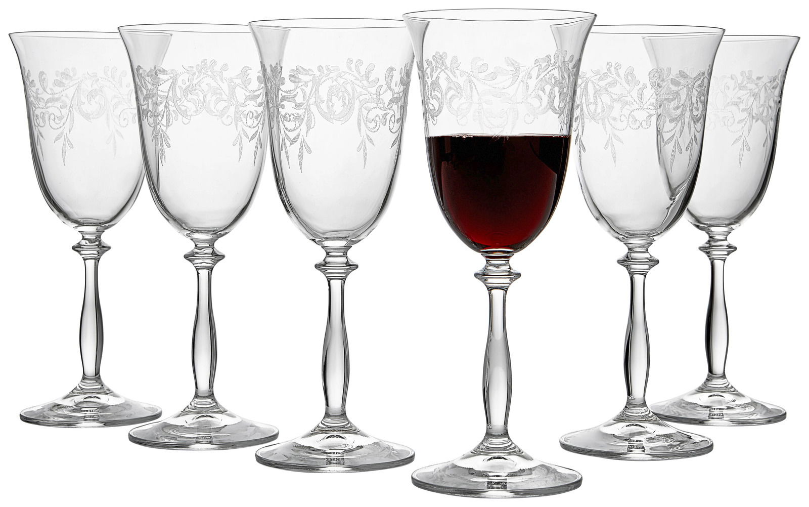 Sechs elegante Weingläser mit floralen Gravuren, eines davon mit Rotwein gefüllt, aus seitlicher Perspektive.
