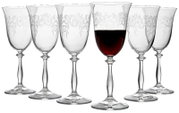 Sechs elegante Weingläser mit floralen Gravuren, eines davon mit Rotwein gefüllt, aus seitlicher Perspektive.
