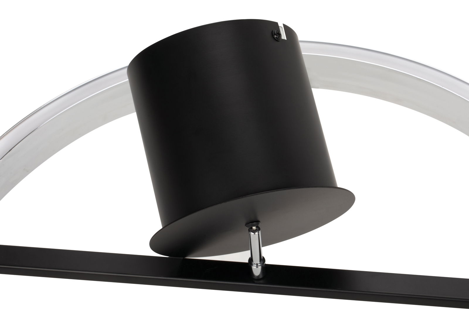 Nahaufnahme einer modernen LED-Hängeleuchte mit schwarzem zylindrischem Gehäuse und gebogenem, transparentem Element, von unten betrachtet.