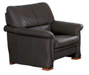 Comfortabele bruine leren fauteuil met houten poten, zijaanzicht