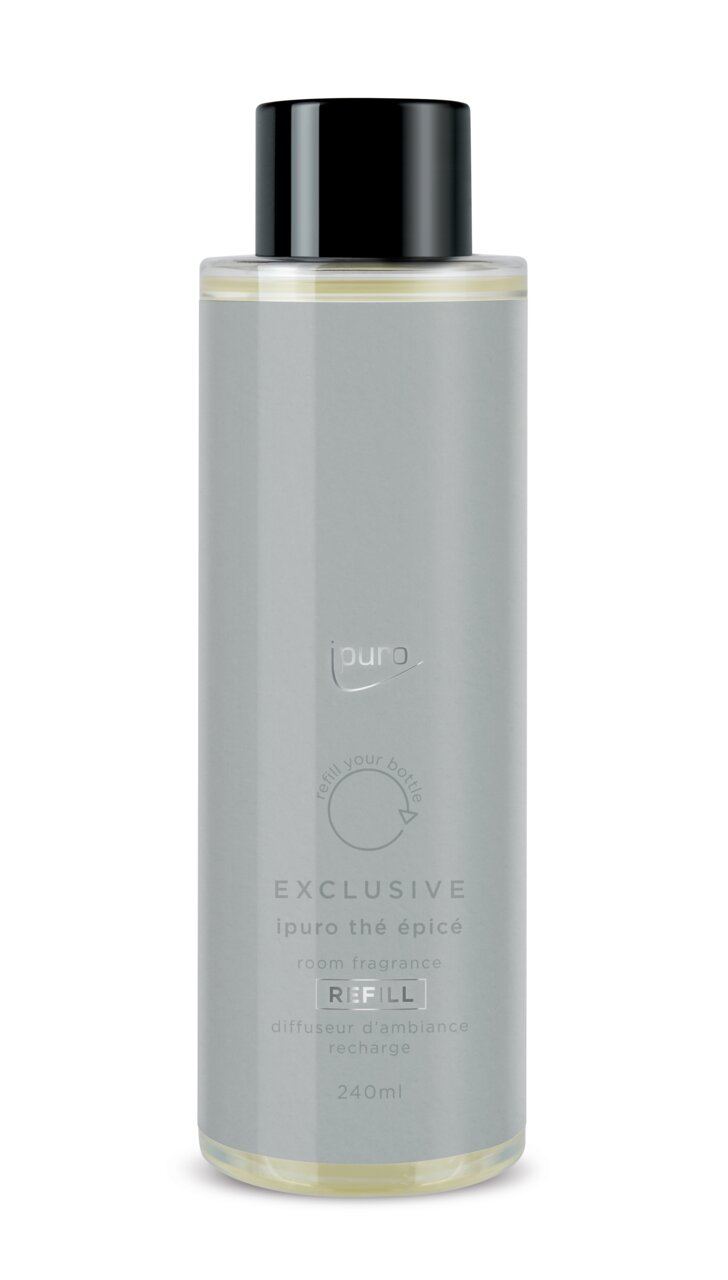 Flasche mit grauem Etikett und schwarzem Verschluss, frontal fotografiert, mit der Aufschrift 'EXCLUSIVE ipuro thé épicé room fragrance REFILL 240ml'.
